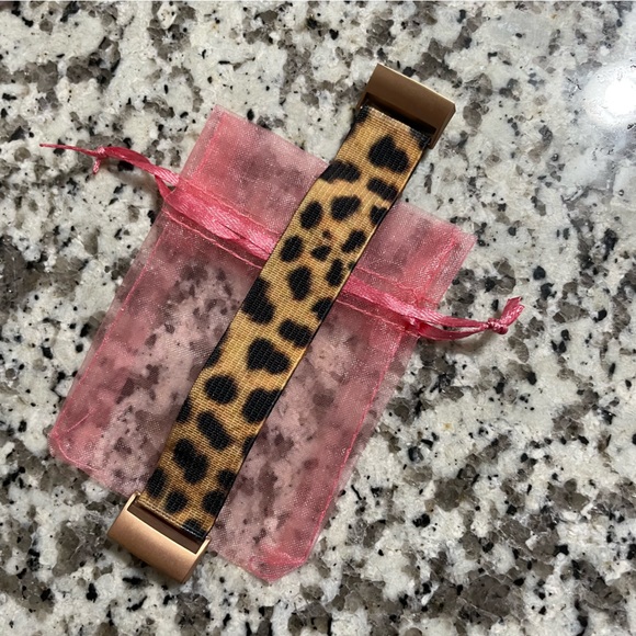 Fitbit Charge 3 Band Stretchable Elastic Replacement Strap in Leopard - Picture 4 of 8